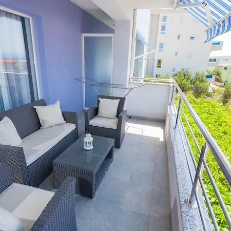 Blue House Apartment *